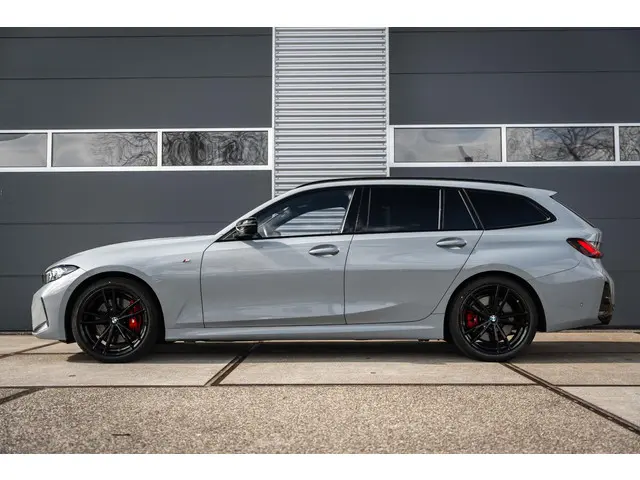 BMW 3 Serie Touring 320i High Executive 2023 Benzine 2