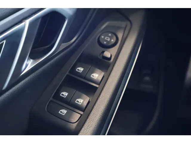 BMW 3 Serie Touring 318i Business Edition 2021 Benzine 12