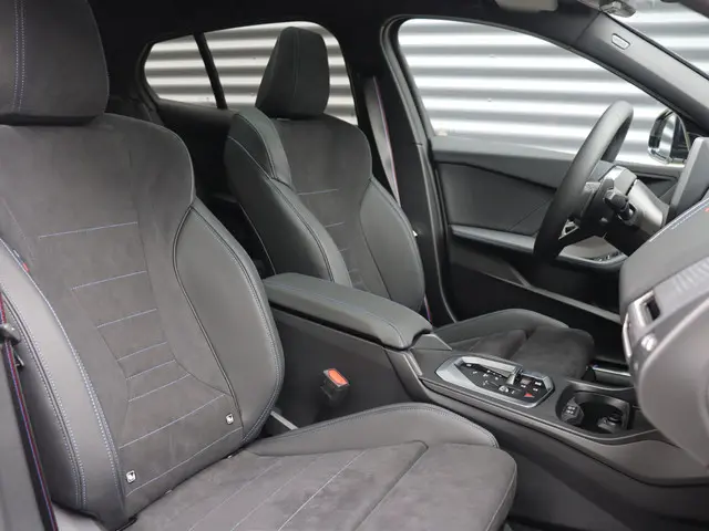 BMW 1 Serie 5-deurs 120 2025 Benzine 8