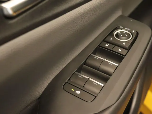 Toyota Prius 2.0 Plug-in Executive 2024 Hybride Benzine 21