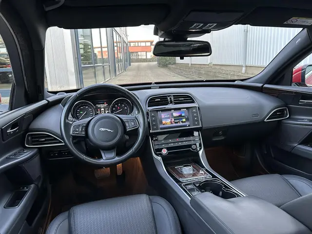 Jaguar XE 2.0 Portfolio 2015 Benzine 3