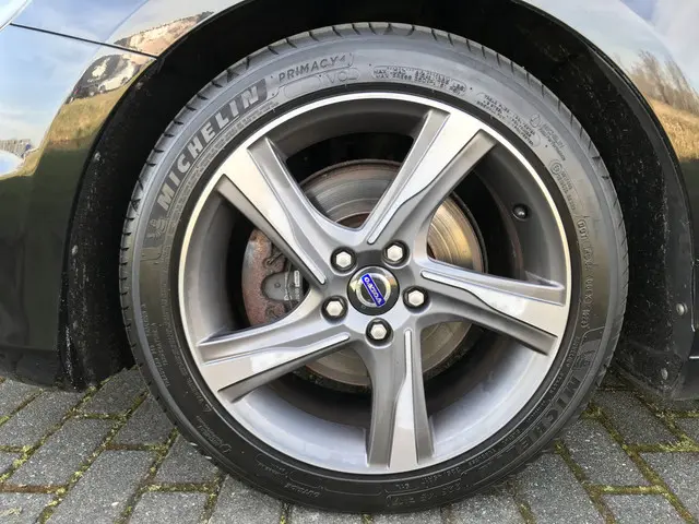 Volvo V40 1.6 T3 R-Design 2013 Benzine 32