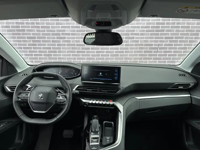 Peugeot 3008 1.2 PureTech Allure 2023 Benzine 12