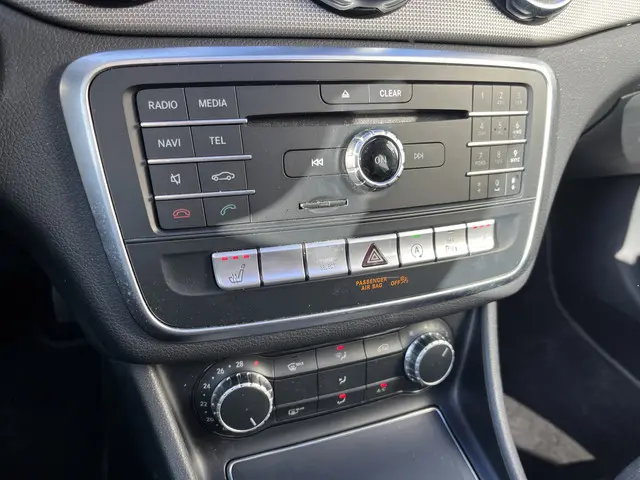 Mercedes-Benz GLA 180 Premium Plus 2017 Benzine 12