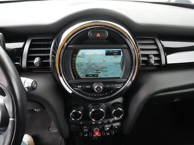 MINI Cooper Business 2018 Benzine 16