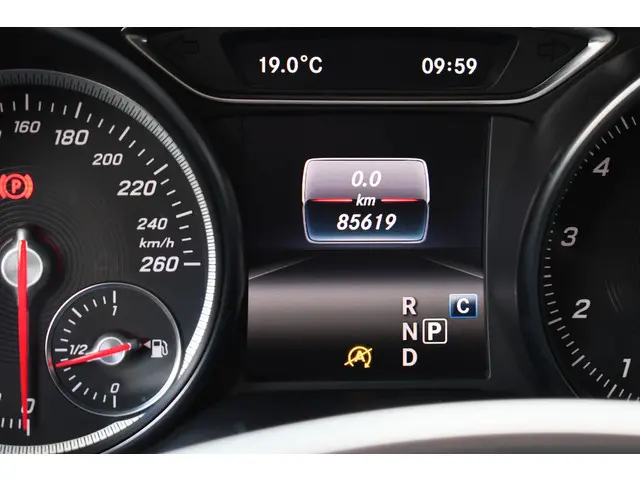 Mercedes-Benz GLA 180 AMG Night 2019 Benzine 38