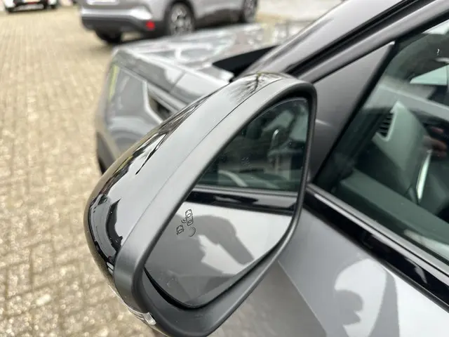 Peugeot 2008 1.2 Hybrid 145 PK GT 2025 Hybride Benzine 48