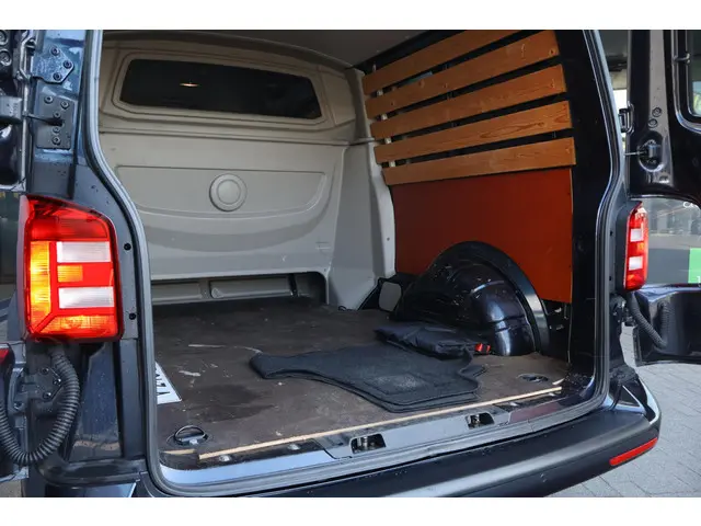 Volkswagen Transporter 2.0 TDI L2H1 Highline 2019 Diesel 8
