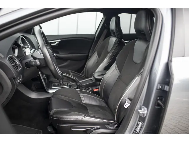 Volvo V40 T3 Benzine R-Design 2017 Benzine 7