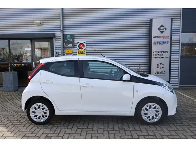 Toyota Aygo 1.0 VVT-i x-play 2021 Benzine 8