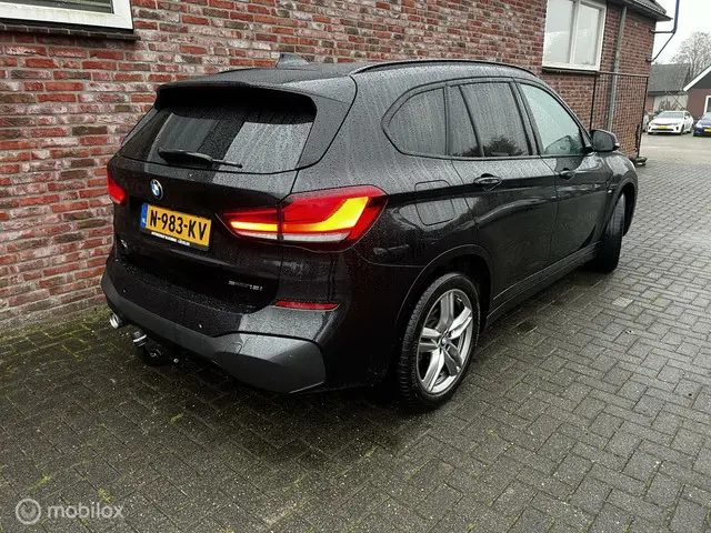 BMW X1 sDrive18i High Executive 2021 Benzine 4
