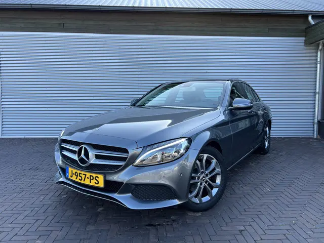 Mercedes-Benz C-Klasse 180 Premium Plus 2018 Benzine 2