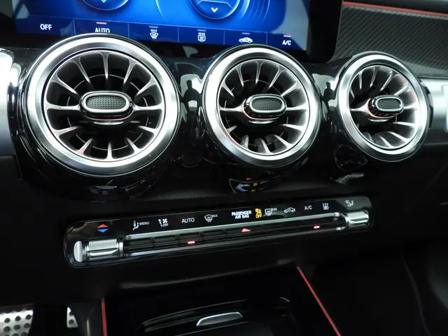 Mercedes-Benz GLB AMG 35 4MATIC 2022 Benzine 14