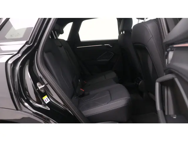 Audi Q3 45 TFSI e S edition 2025 Hybride Benzine 28