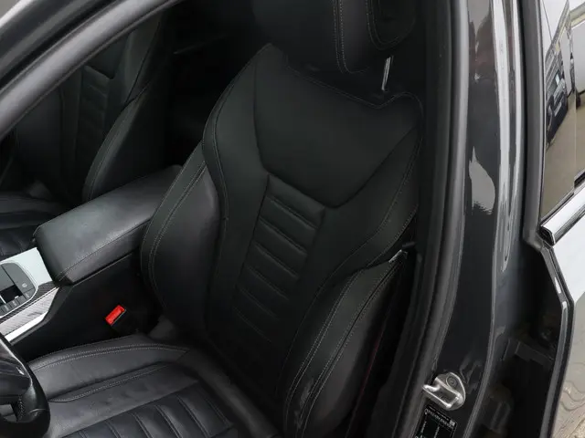 BMW 3 Serie Touring 330i High Executive 2021 Benzine 52