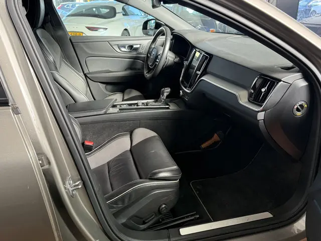 Volvo V60 2.0 T4 R-Design 2019 Benzine 20