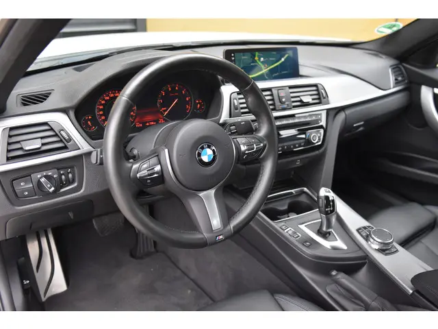 BMW 3 Serie 320i Executive 2018 Benzine 10