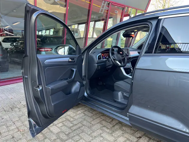 Volkswagen T-Roc 1.5 TSI Life Business 2024 Benzine 8