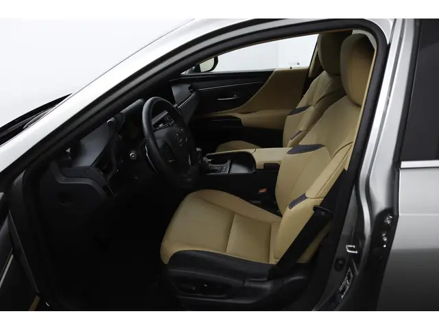 Lexus ES 300h Business Line 2024 Hybride Benzine 17
