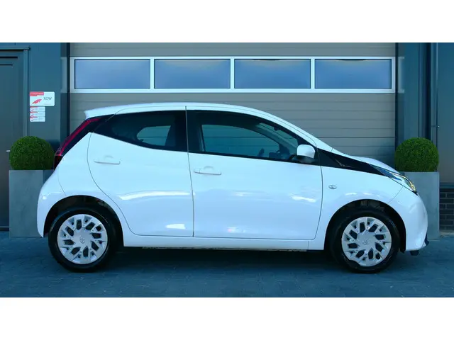 Toyota Aygo 1.0 VVT-i x-play 2020 Benzine 12