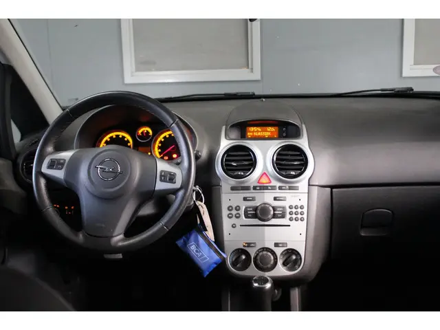 Opel Corsa 1.4-16V Anniversary Edition 2013 Benzine 11