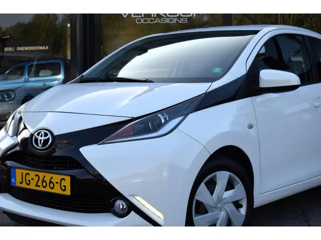 Toyota Aygo 1.0 VVT-i x-play 2016 Benzine 2