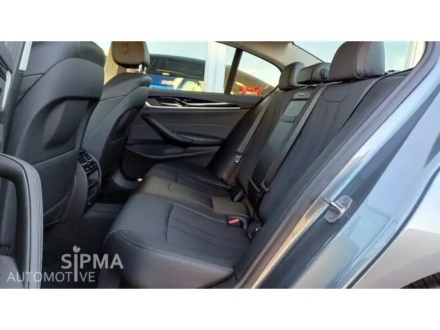 BMW 5 Serie 530i Sport line 2019 Benzine 10