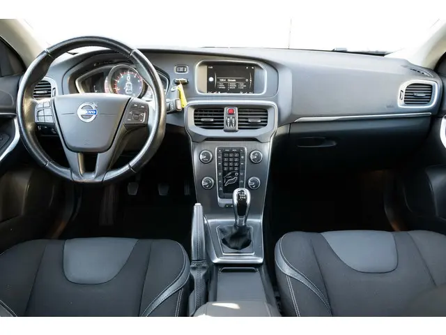 Volvo V40 T4 Momentum | Trekhaak | Xenon 2015 Benzine 17