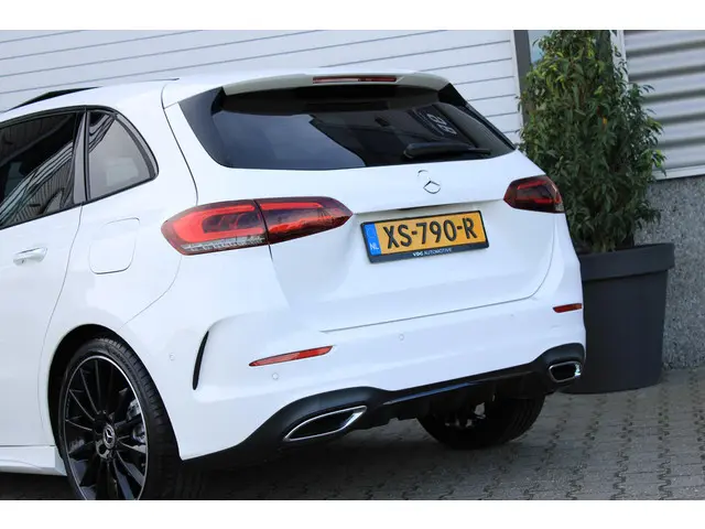 Mercedes-Benz B-Klasse 180 AMG 2019 Benzine 32