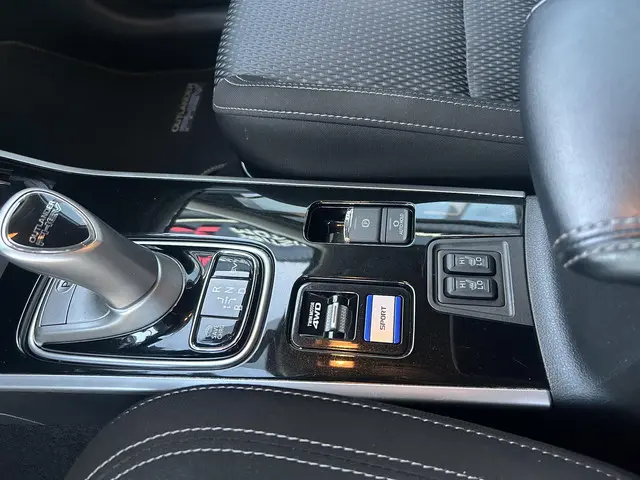 Mitsubishi Outlander 2.4 PHEV Pure + 2020 Hybride Benzine 9