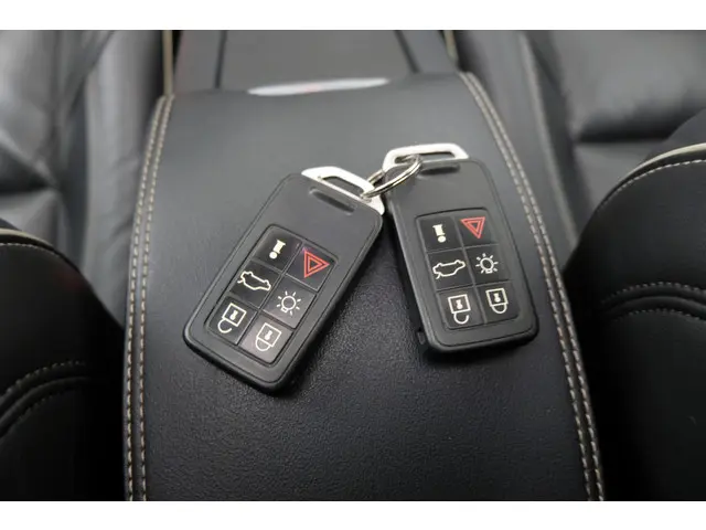 Volvo XC60 2.0 T5 FWD R-Design 2015 Benzine 30