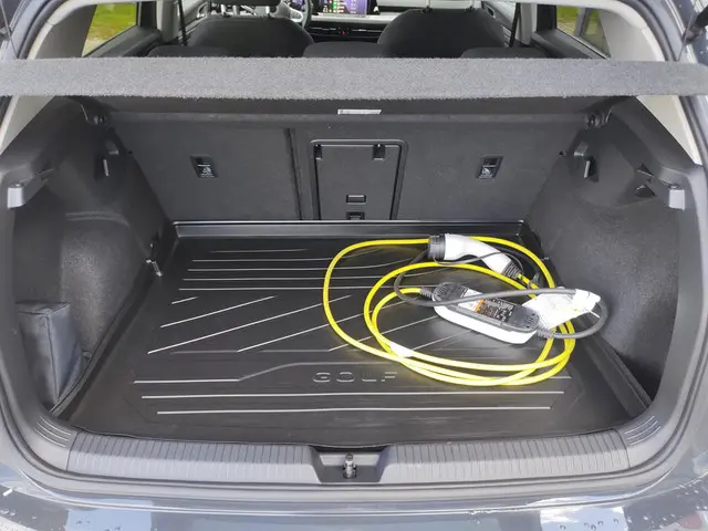 Volkswagen Golf 1.4 eHybrid Style 2020 Hybride Benzine 26