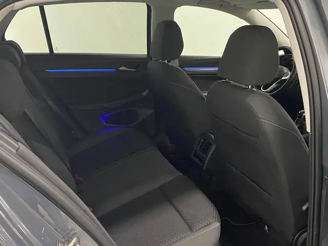 Volkswagen Golf 1.5 eTSI Active 2023 Benzine 39