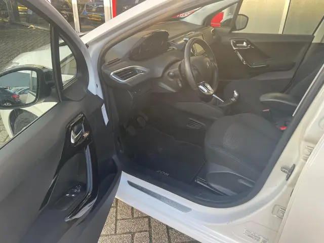 Peugeot 208 1.2 PureTech Signature 2019 Benzine 3