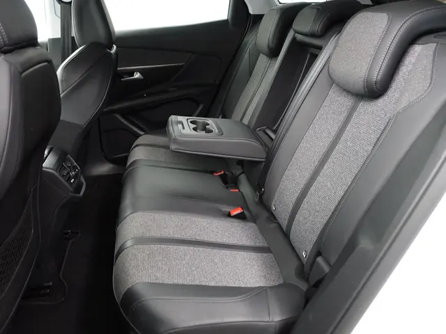 Peugeot 3008 1.2 PureTech Allure Aut- 2019 Benzine 27