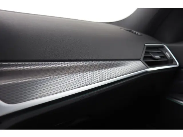 BMW 3 Serie 330e 2024 Hybride Benzine 35