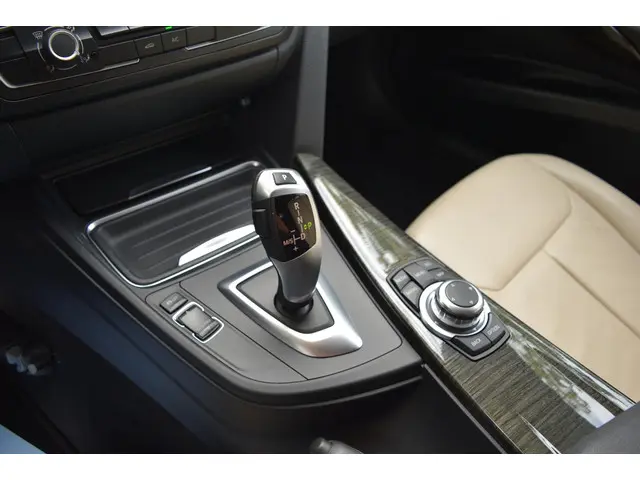 BMW 3 Serie Touring 328i High Executive 2013 Benzine 27