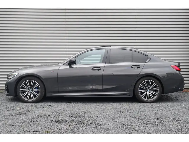 BMW 3 Serie 330i M-Sport 2021 Benzine 2