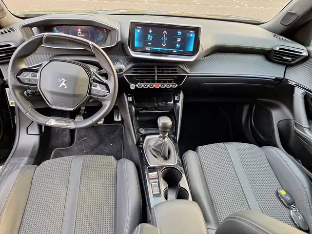 Peugeot 2008 1.2 PureTech GT 130pk TREKHAAK 2021 Benzine 17