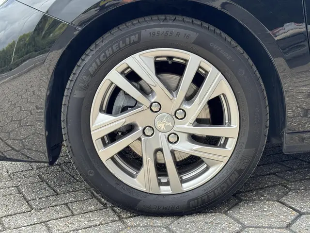 Peugeot 208 1.2 PureTech Blue Lease Allure 2020 Benzine 11