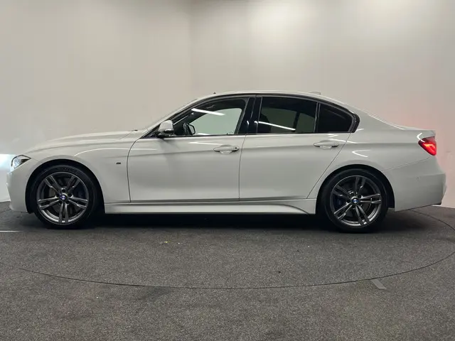 BMW 3 Serie 330i M Sport Edition 2018 Benzine 3