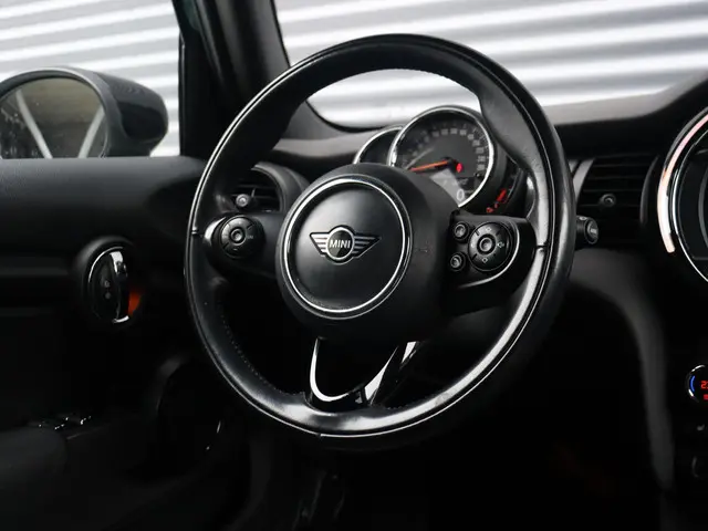 MINI 5-Deurs Cooper 2019 Benzine 25
