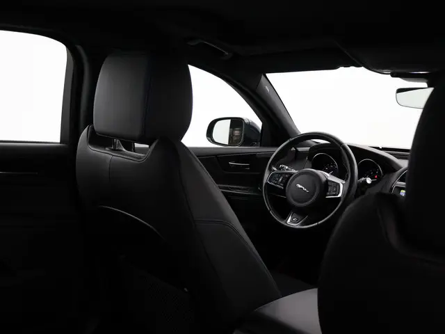 Jaguar XE 2.0T 200 PK AUT. R-SPORT *59.280 KM* 2019 Benzine 19
