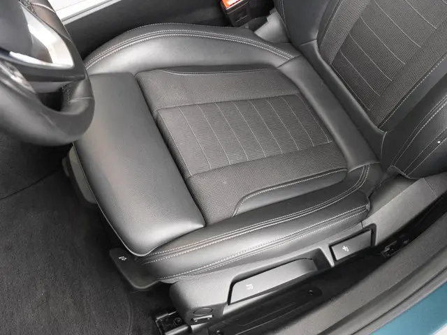 BMW 3 Serie 318i Executive Edition 2020 Benzine 12