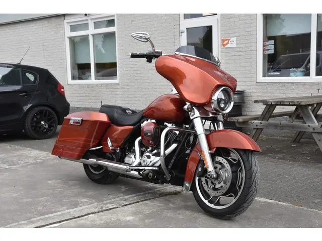 Harley-Davidson Street Glide 2