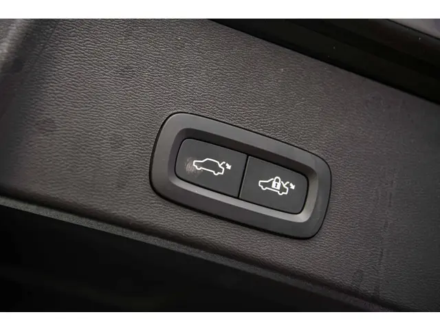Volvo XC40 2.0 B4 Plus Dark 2024 Benzine 32