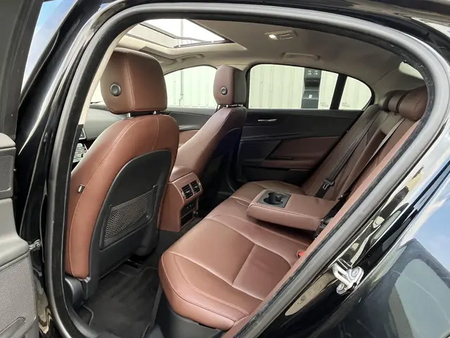 Jaguar XE 2.0 Portfolio 2015 Benzine 24