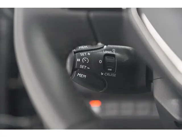 Peugeot 208 PureTech 100 EAT8 Active Pack 2023 Benzine 36