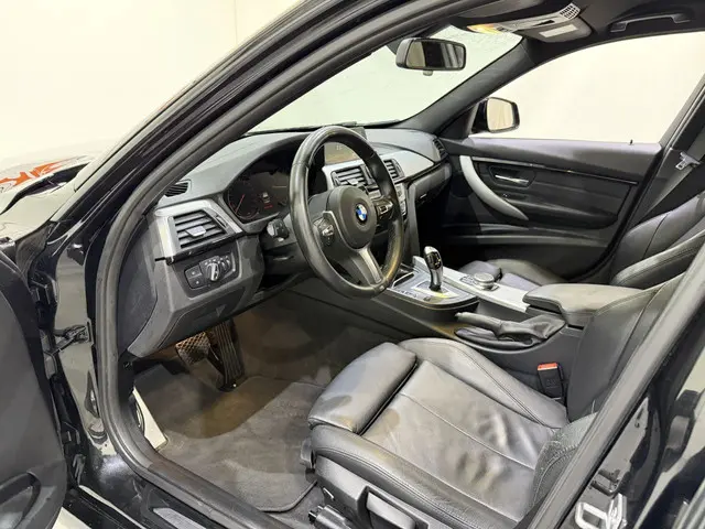 BMW 3 Serie Touring 318i M Sport Aut8 2019 Benzine 37