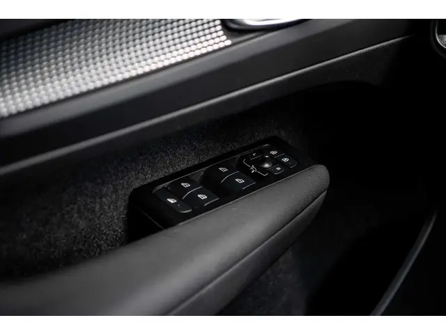 Volvo XC40 1.5 T3 R-Design 2021 Benzine 24